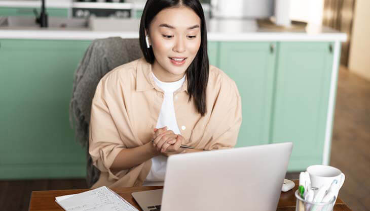 使用笔记本电脑的女性